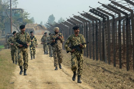 India, Pakistan border guards exchange fire in Kashmir - ảnh 1